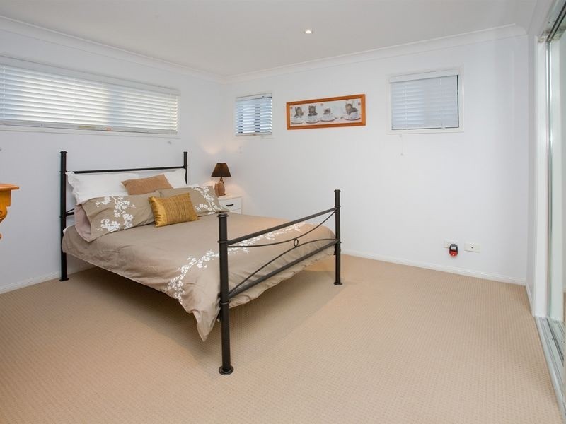 220 LAKESIDE AV, Springfield Lakes QLD 4300