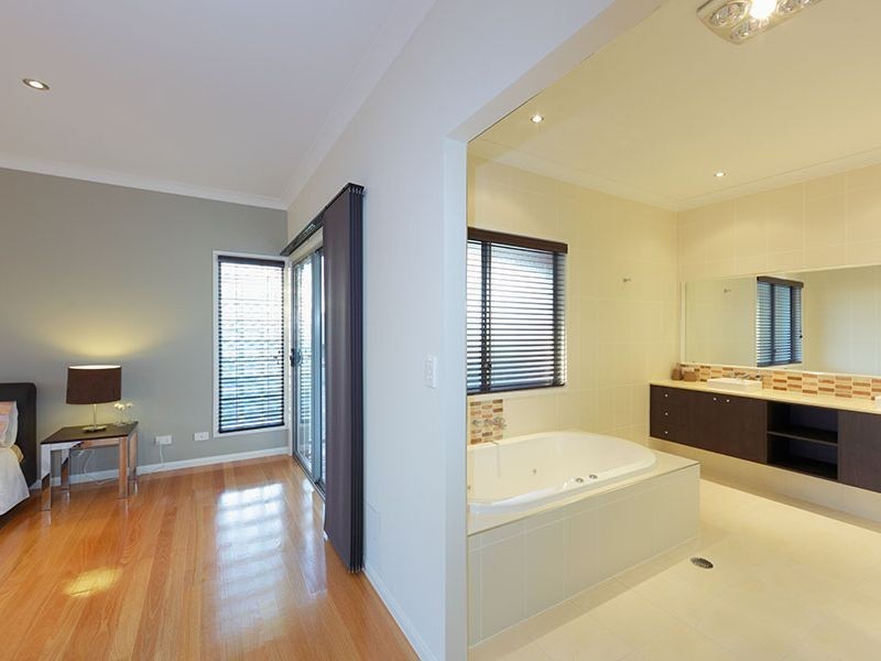 8 Crest Ridge Pde, Brookwater QLD 4300