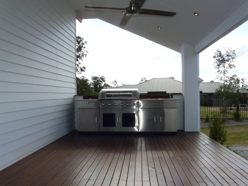 8 Crest Ridge Pde, Brookwater QLD 4300