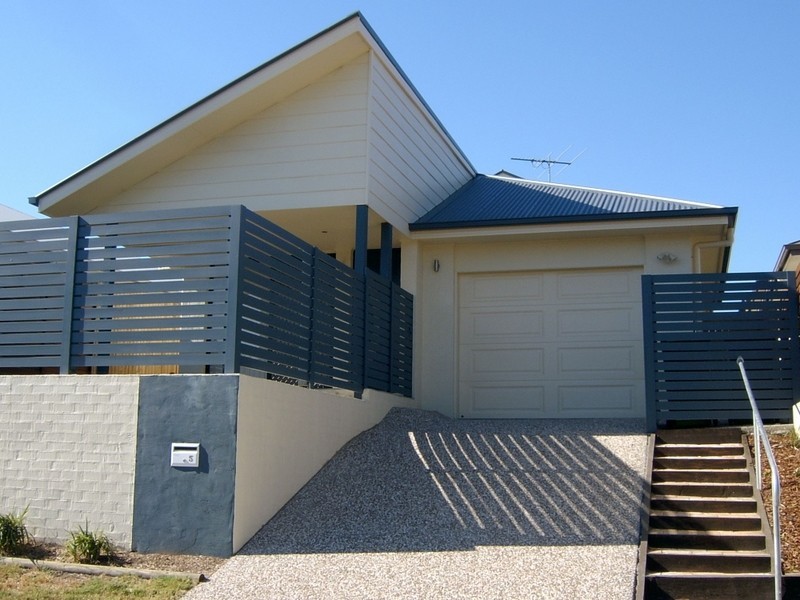 5 Jasper Way, Springfield Lakes QLD 4300