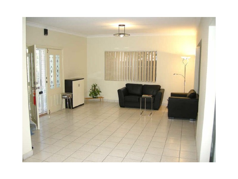 2/3 Lascelles Avenue, Greenacre NSW 2190