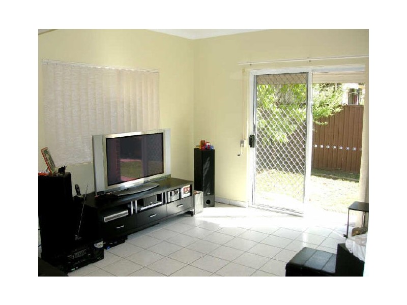 2/3 Lascelles Avenue, Greenacre NSW 2190
