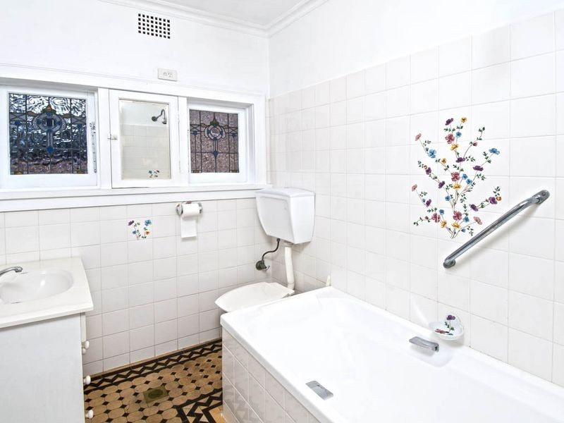 8 Sym Avenue, Burwood NSW 2134