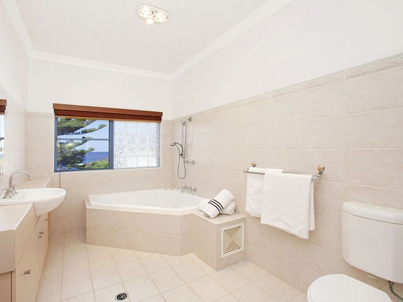 2 Gwinganna Avenue, Kiama NSW 2533