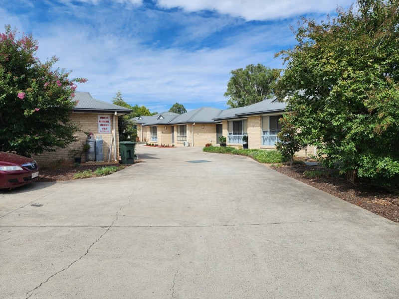 2/208 Wood Street, Warwick QLD 4370
