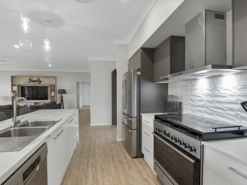 20 Lakeview Avenue, Rosenthal Heights QLD 4370