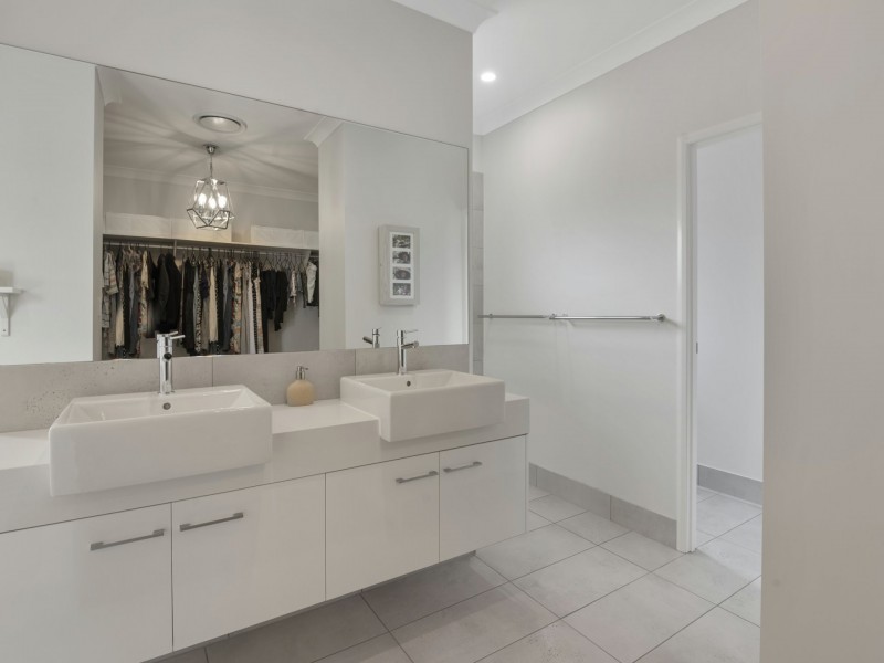 20 Lakeview Avenue, Rosenthal Heights QLD 4370