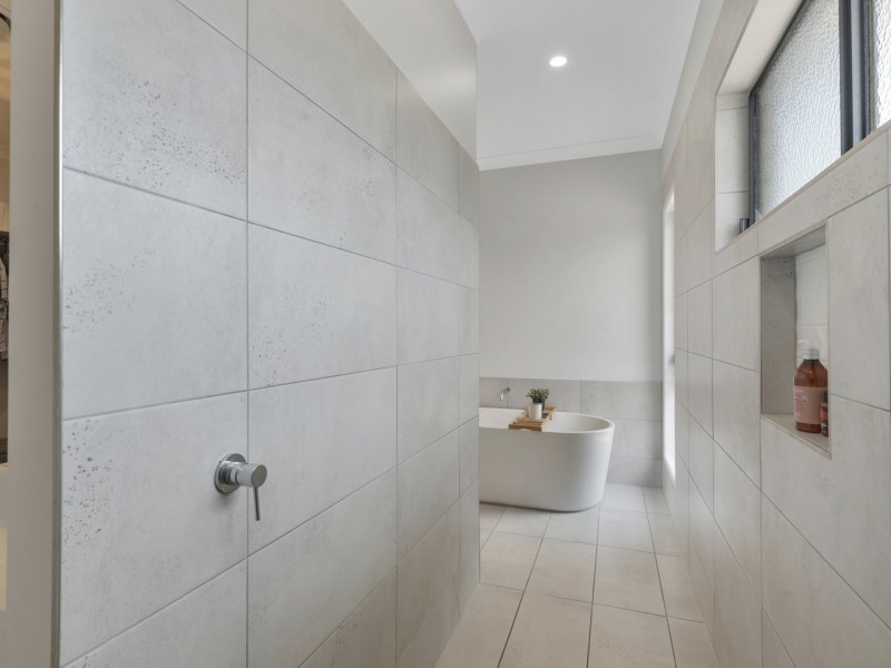 20 Lakeview Avenue, Rosenthal Heights QLD 4370