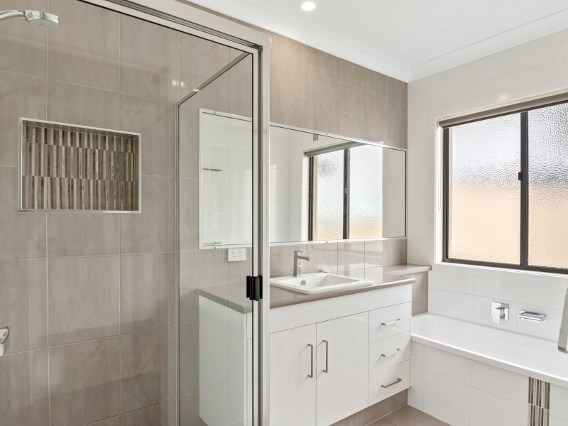 5 Lookout Place, Rosenthal Heights QLD 4370