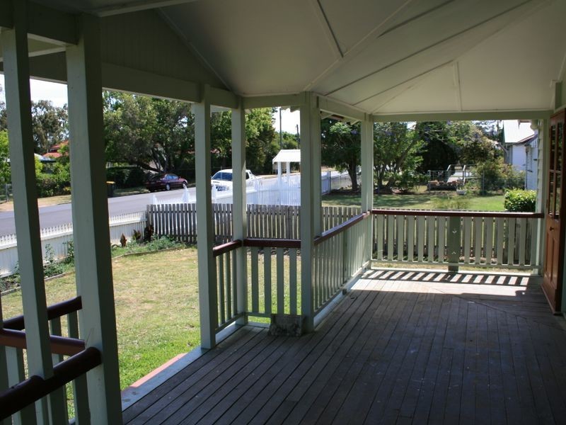 33 Locke Street, Warwick QLD 4370