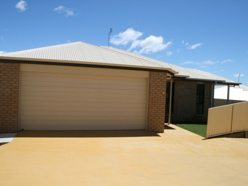 Unit 1 & 2/20 Lookout Place  Rosenthal Heights, Warwick QLD 4370