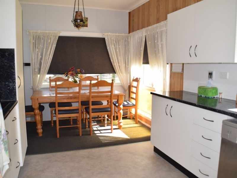 27 Lester Street, Pratten QLD 4370