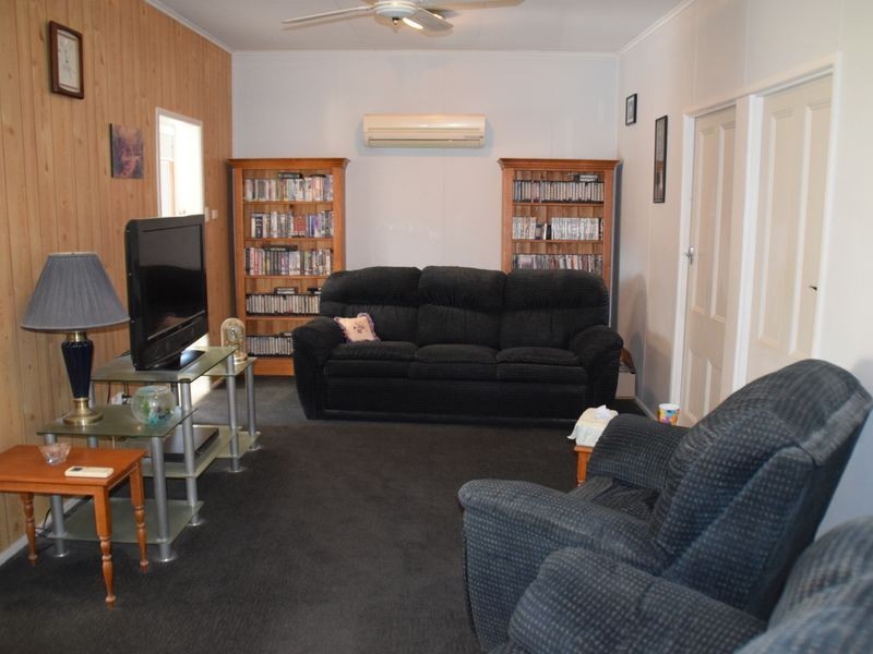 27 Lester Street, Pratten QLD 4370
