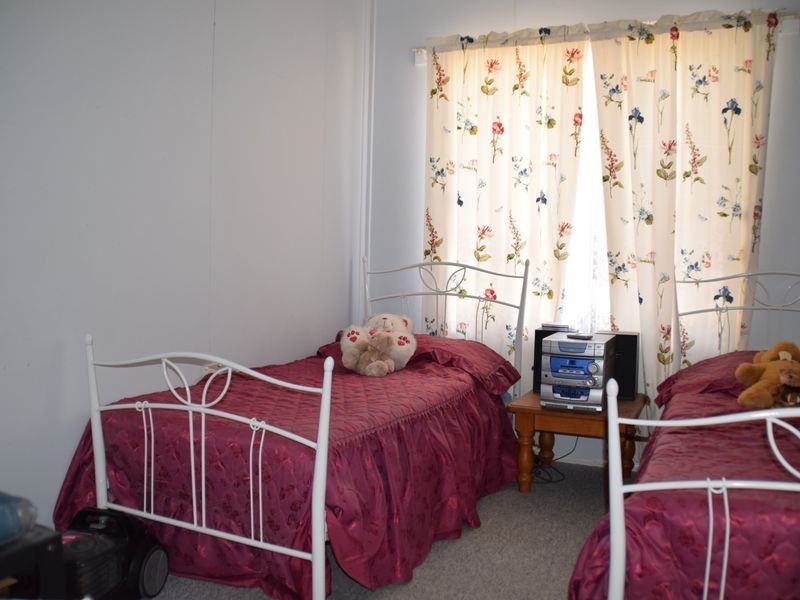 27 Lester Street, Pratten QLD 4370