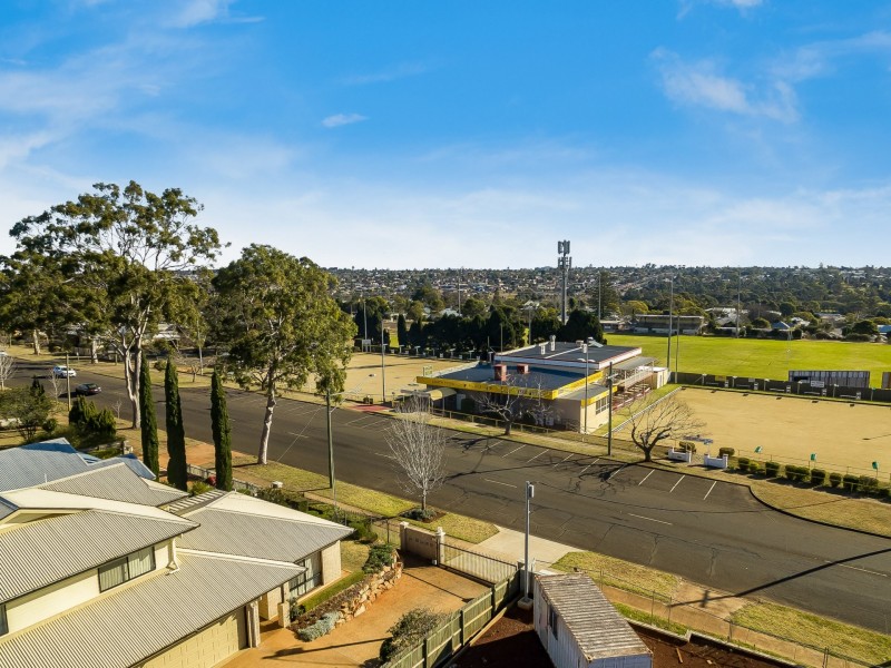 1/312A Hume Street, Centenary Heights QLD 4350