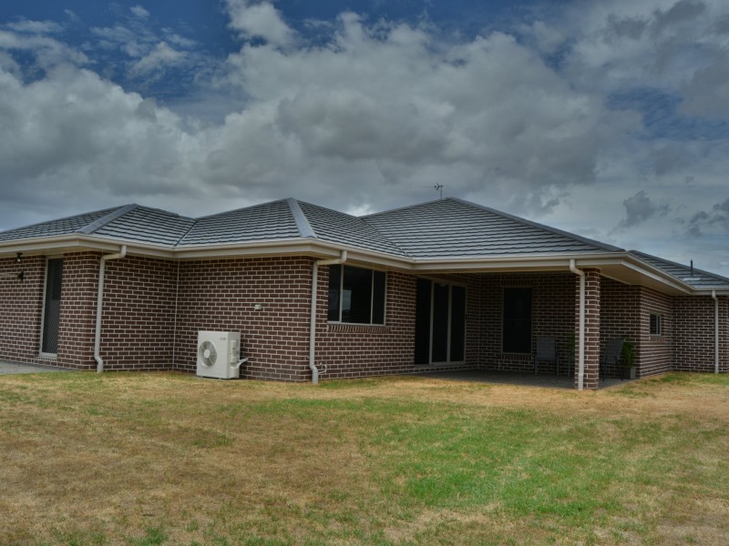 2 Derby Drive, Rosenthal Heights QLD 4370