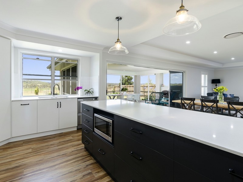 18 Lakeview Avenue, Rosenthal Heights QLD 4370