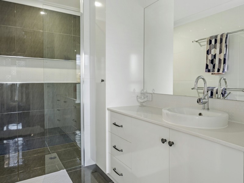 18 Lakeview Avenue, Rosenthal Heights QLD 4370