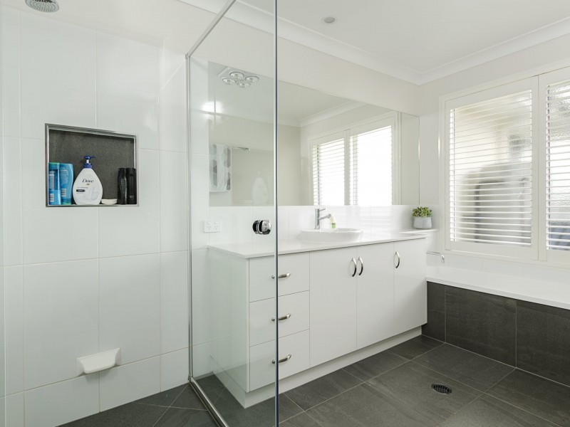 18 Lakeview Avenue, Rosenthal Heights QLD 4370