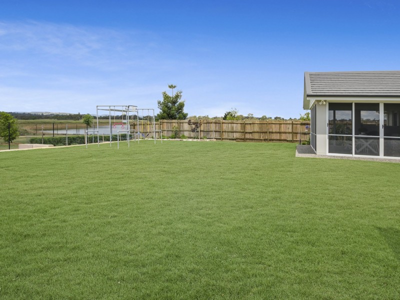 18 Lakeview Avenue, Rosenthal Heights QLD 4370