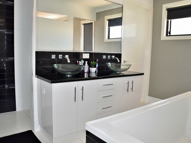 15 Capital Drive, Rosenthal Heights QLD 4370