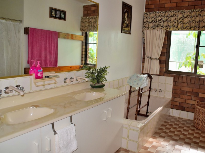 15290 Cunningham Highway, Wheatvale QLD 4370