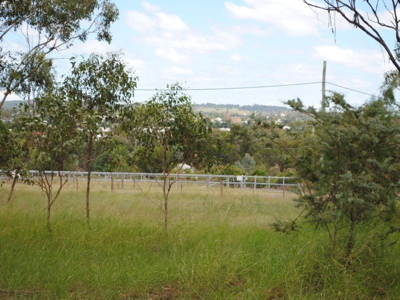 63 Oxenham, Warwick QLD 4370