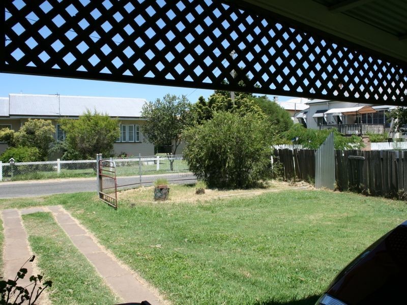 27 Oak Avenue, Warwick QLD 4370