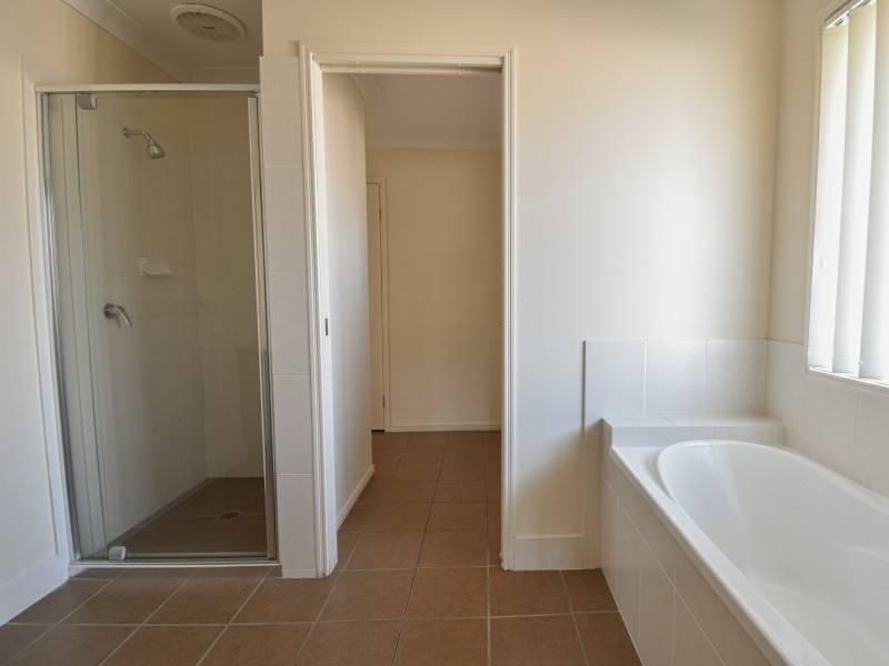 Unit 1 35 Capital drive, Rosenthal Heights QLD 4370