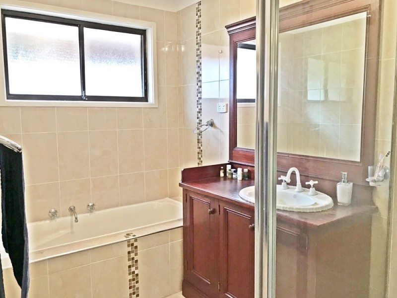 11 Glen Davis Avenue, Bossley Park NSW 2176