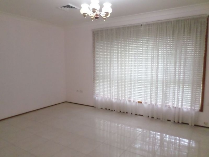 4 Melbourne Road, St Johns Park NSW 2176