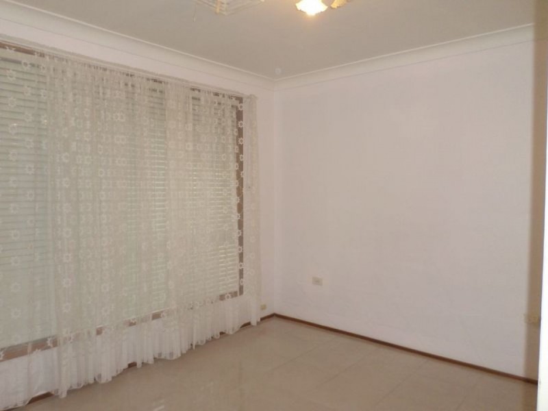 4 Melbourne Road, St Johns Park NSW 2176