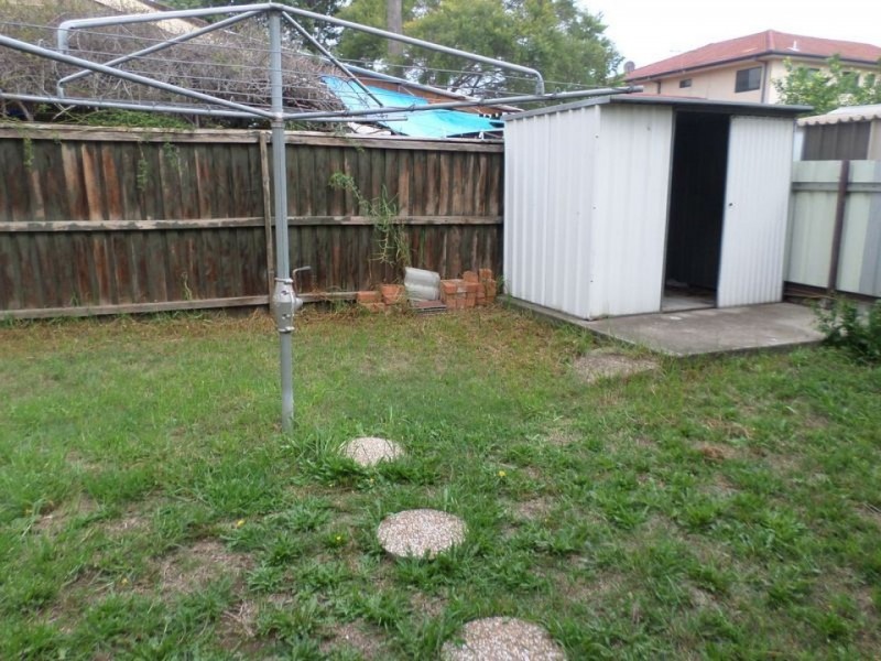 4 Melbourne Road, St Johns Park NSW 2176