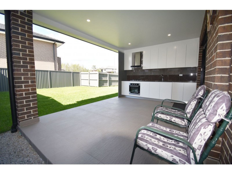 39 Pennyroyal Boulevard, Denham Court NSW 2565