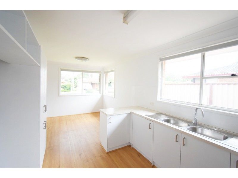 8 Napier Place, Bossley Park NSW 2176