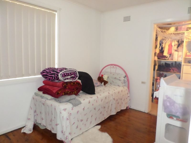 12 HULL AVE, Lurnea NSW 2170