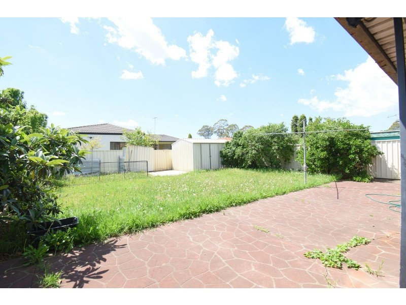 98 SWEETHAVEN RD, Greenfield Park NSW 2176