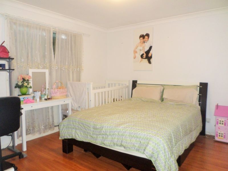 18 Robinia Ave, Fairfield East NSW 2165