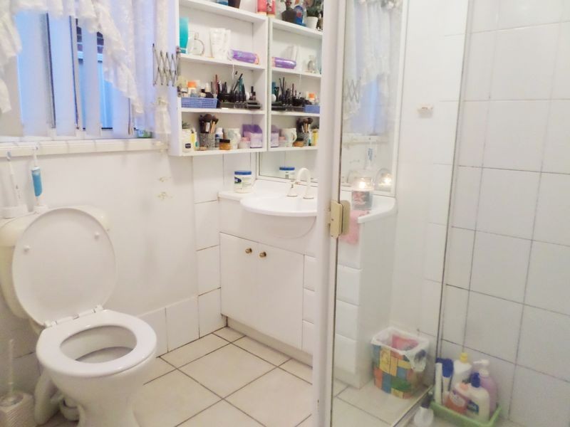 18 Robinia Ave, Fairfield East NSW 2165