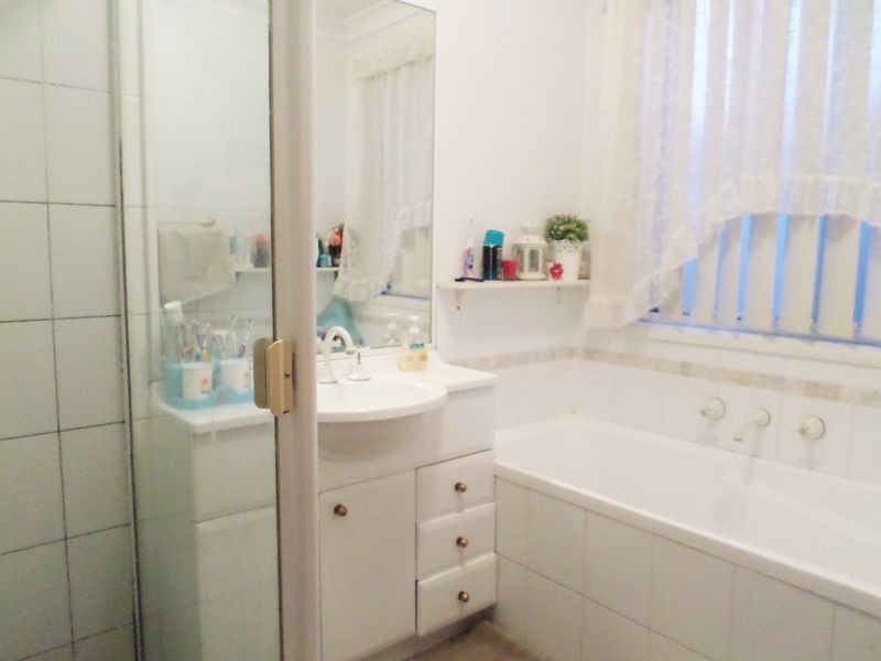 18 Robinia Ave, Fairfield East NSW 2165