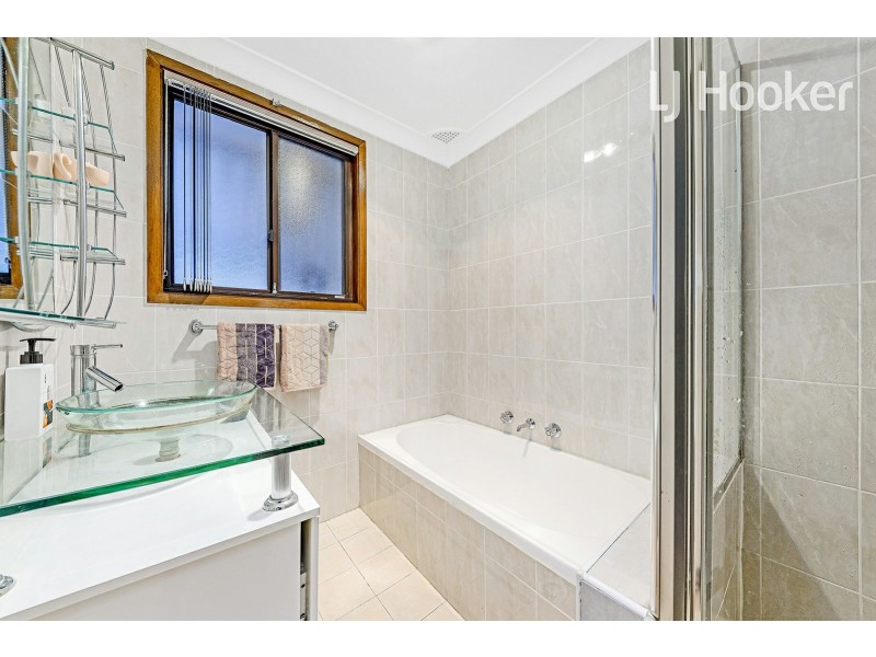 18 Oliveri Cr, Green Valley NSW 2168