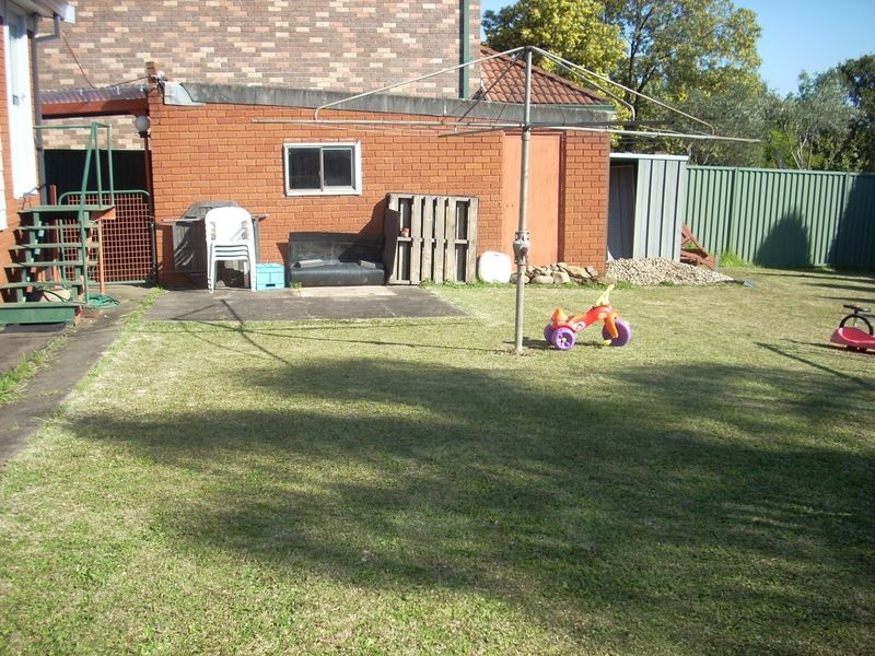 20 Surrey Avenue, Georges Hall NSW 2198