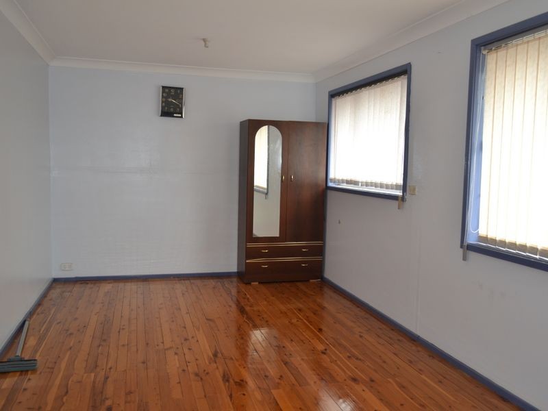 11 Waterside Crescent, Carramar NSW 2163