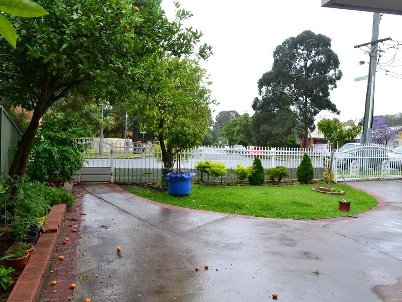 11 Waterside Crescent, Carramar NSW 2163
