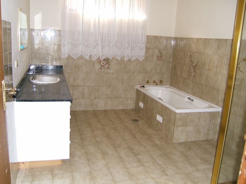 27 St Helens Close, West Hoxton NSW 2171