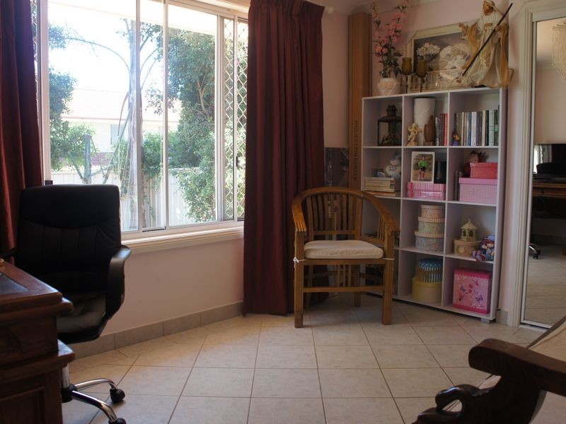 10 Daniel Place, Green Valley NSW 2168