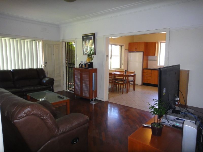 8 Haughton Street, Carramar NSW 2163