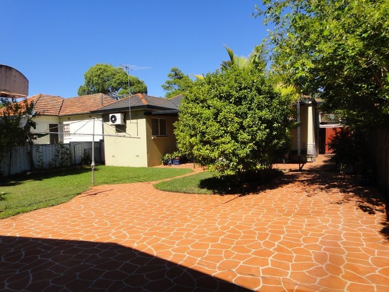 8 Haughton Street, Carramar NSW 2163