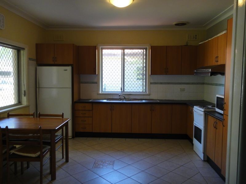 8 Haughton Street, Carramar NSW 2163