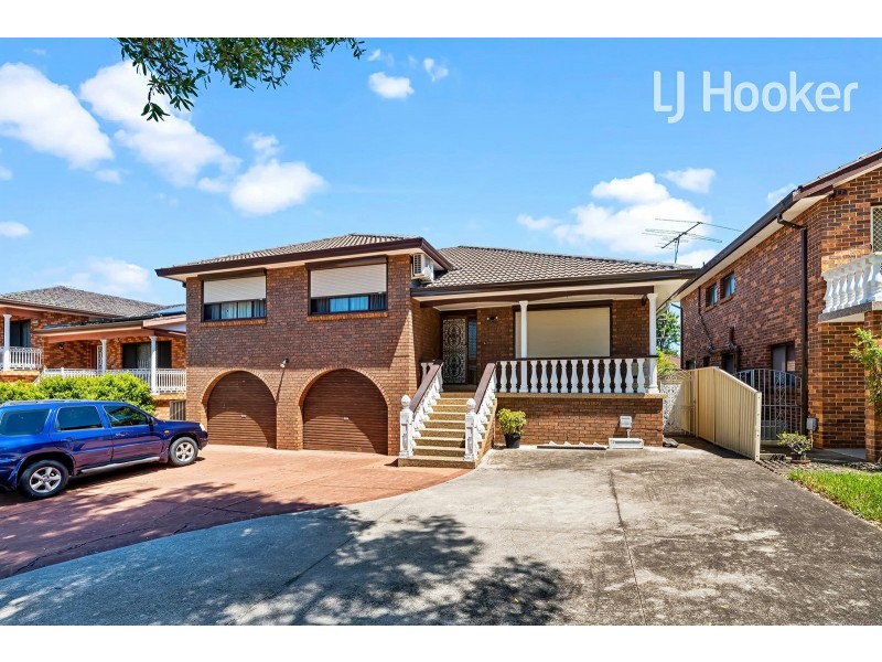 7 Drummoyne Cr, St Johns Park NSW 2176